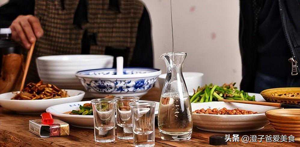 饭桌上,给别人倒茶、敬酒有什么讲究?该不该倒满?搞清楚别出丑