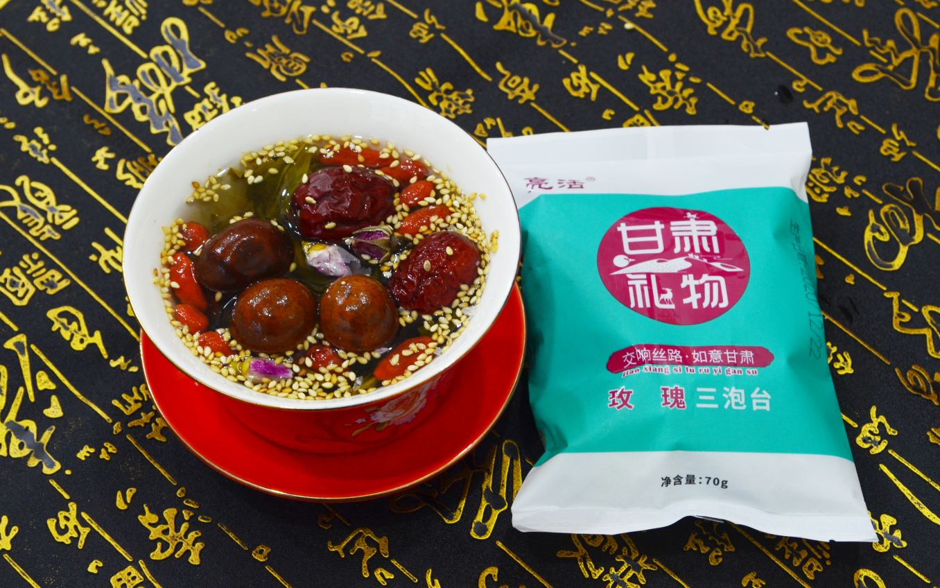 品茗论滋味，要推三泡台，八宝相融禅意重，爽润甘甜秀异香