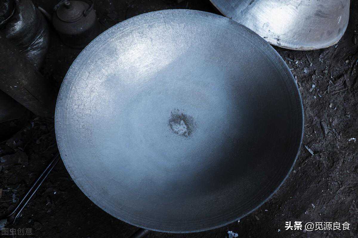 买铁锅，分清“生铁”和“熟铁”，区别真大，教你开锅，越用越光