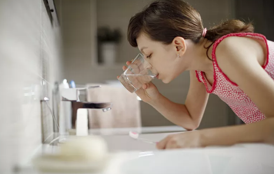 茶对牙齿的好处可不少啊，但是长期喝茶的人容易得黄牙，怎么办？