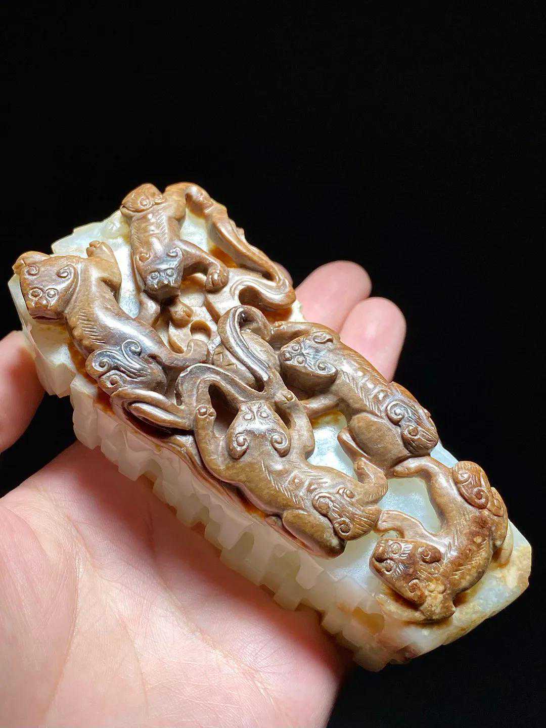 清中期 和田玉籽料 白玉 五狮戏球 摆件 纸镇 长：12 宽：5.5 高：4.3厘米