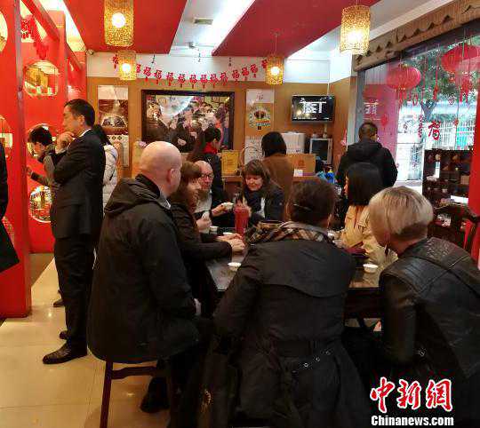 芬兰客人品尝“厦门味道”：为中国茶文化点赞