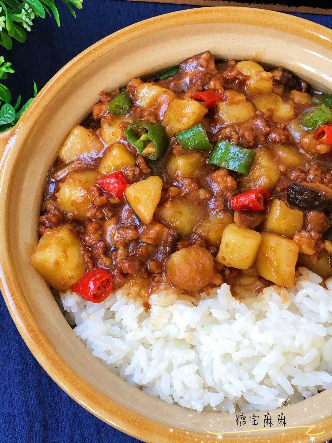 泡茶时,紫砂壶与茶杯摆放有讲究!