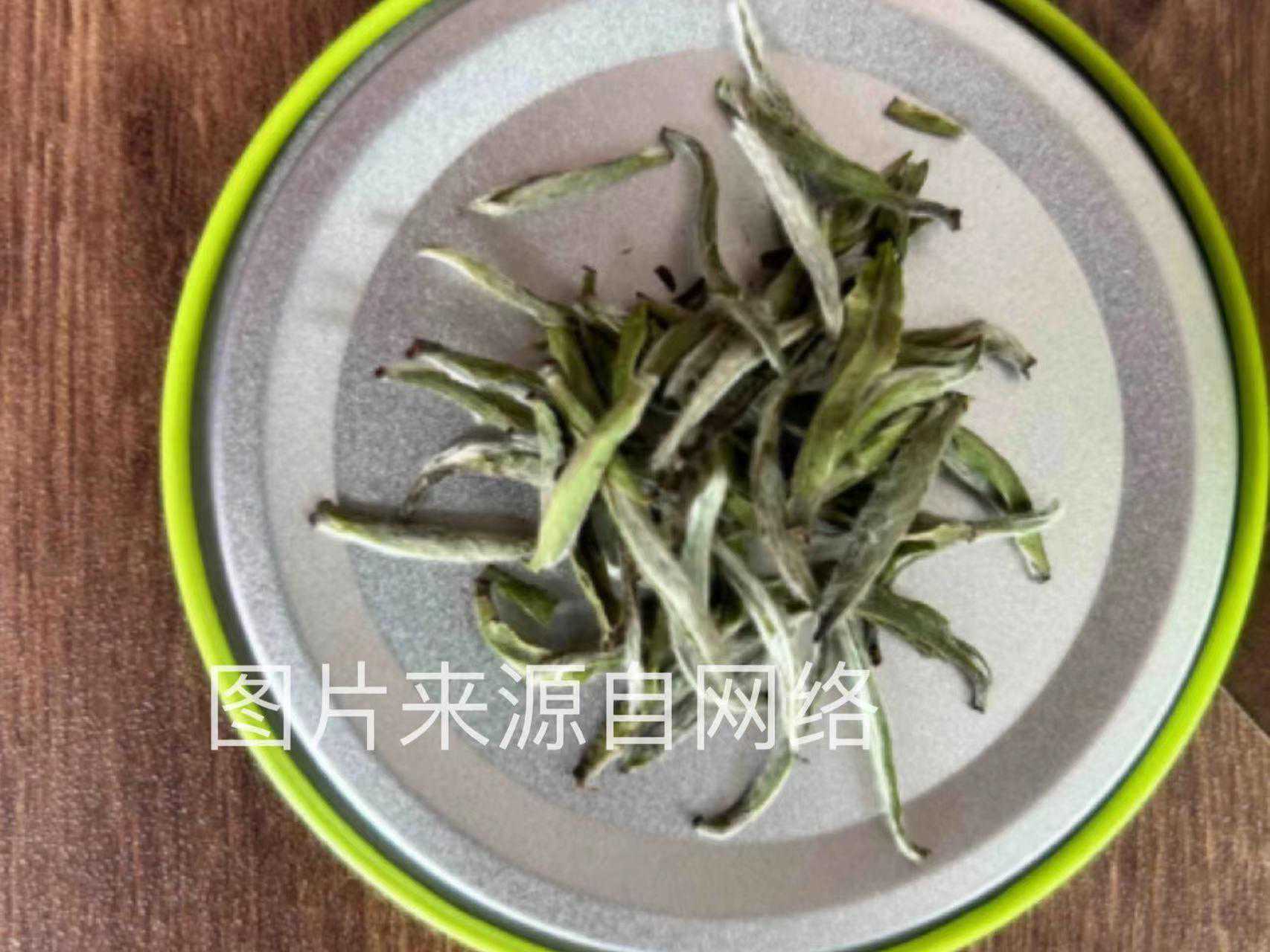 手把手教你鉴定100种“白毫银针”，带黑斑的银针，究竟怎么了？