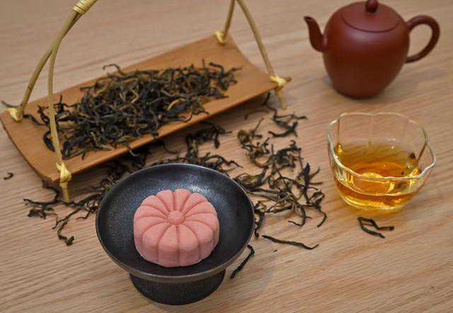 才清楚，大蒜和茶叶放一起，厉害用途能帮大忙，家家用得到，真棒