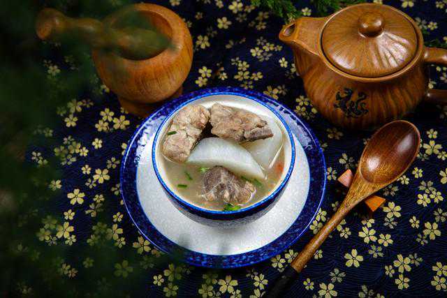 汤，茶，情感：家庭与社交中的文化表达