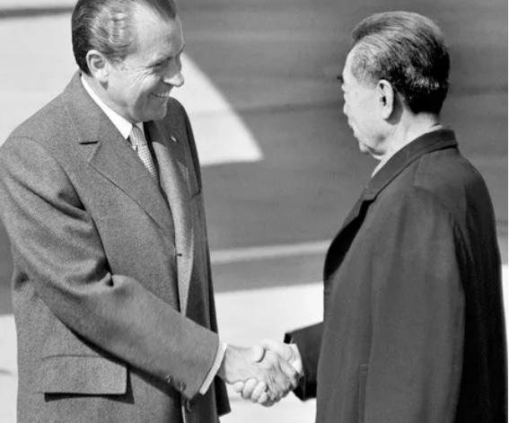 1972年，尼克松不悦毛主席送的4两茶叶，周总理如何轻松化解尴尬