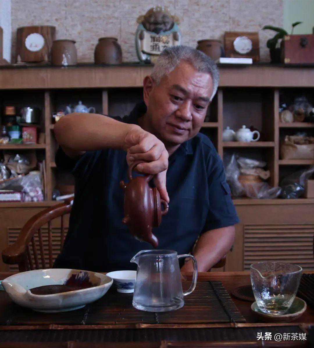 88青之后的二代干仓圆茶代表：牛屎饼、绀青大蓝印