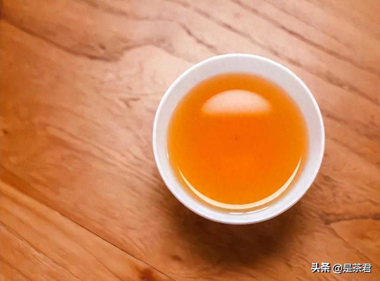 如何欣赏茶汤色?这可是个技术活